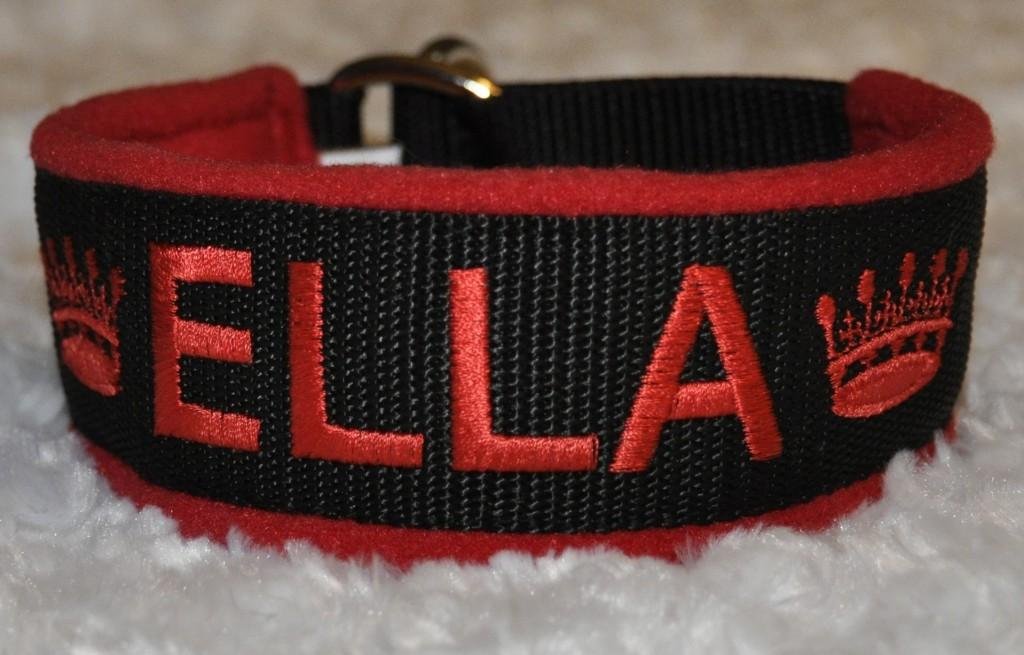 Svart och rött halsband med namnet Bella