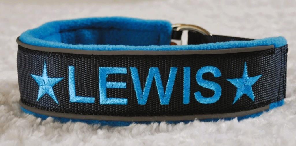 Svart och blått halsband med namnet Lewis