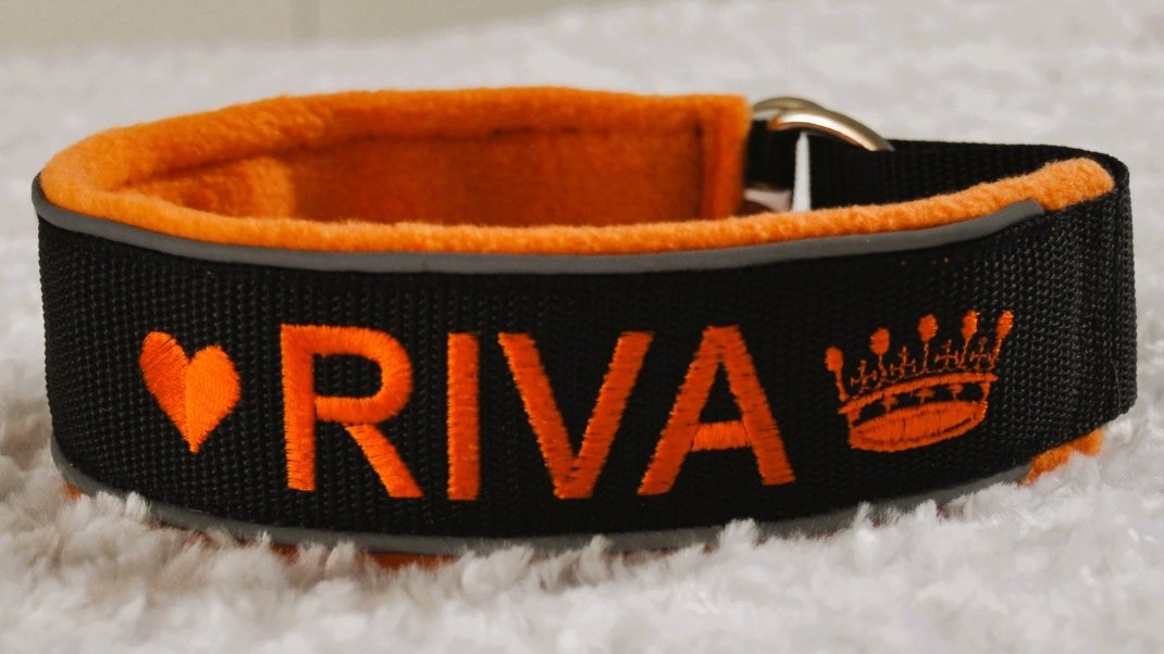 Svart och orange halsband med namnet Riva
