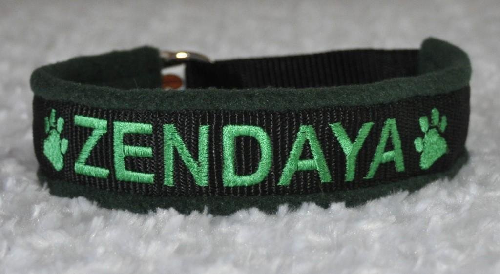 Svart och grönt halsband med namnet Zendaya